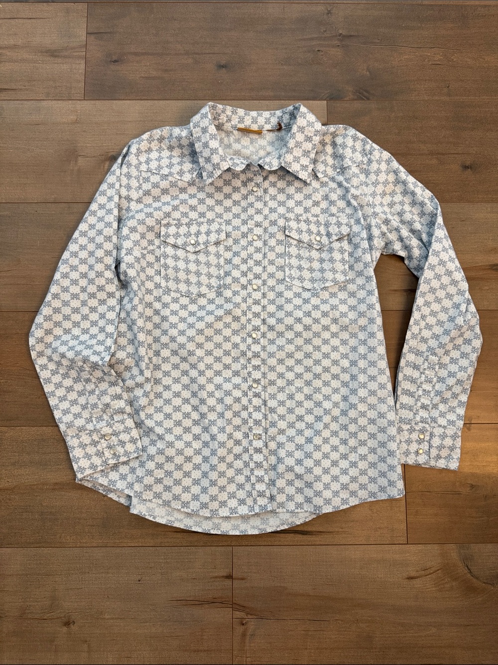 Wrangler Women’s pearl snap. Size L
